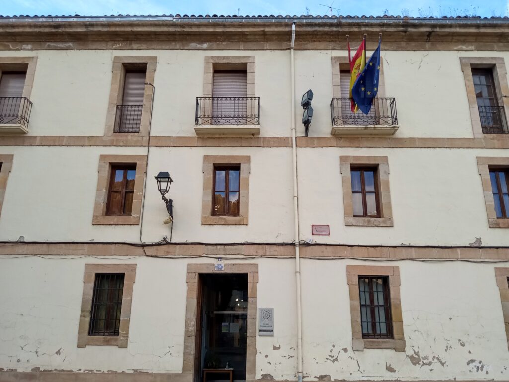 A 16th Century, three-level building with windows 